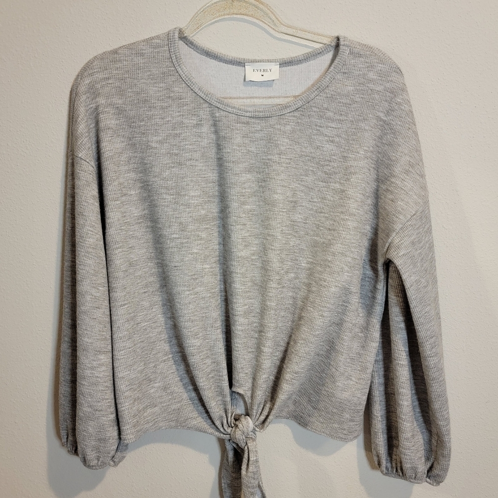 EVERLY Heather‎ Gray top. Size Medium. Great condition.